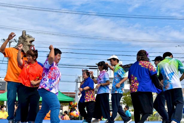 仮装盆踊り盛り上がる　沖縄、「楓葉秋祭り」