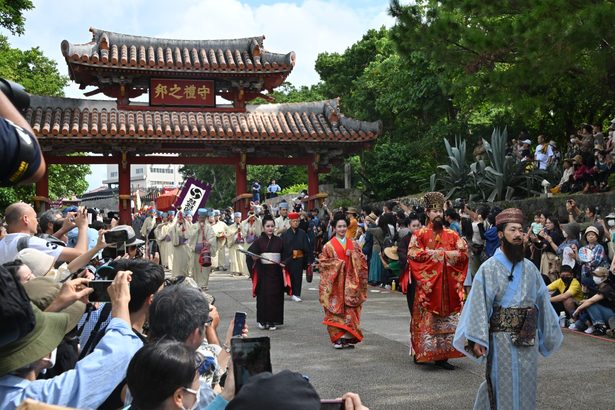 古都　にぎわい戻る　古式行列　首里城復興願い込め