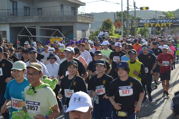 秋空の下、4726人が完走　尚巴志ハーフマラソン　大会終了後は音楽ライブで大交流会も　沖縄、南城