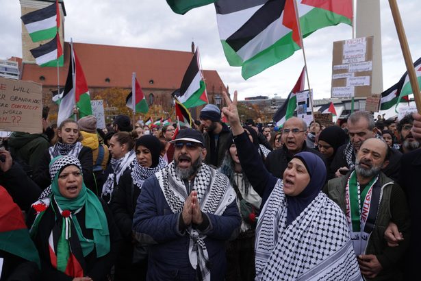 世界各地で停戦求めるデモ　イスラエル非難広がる　ガザ市街地侵攻