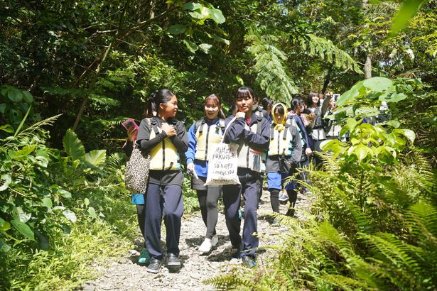自然を体験、エコツー学ぶ　具志川商高　観光科３４人名護で実習