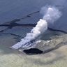 新しい島、硫黄島沖に　噴火で、直径１００メートル