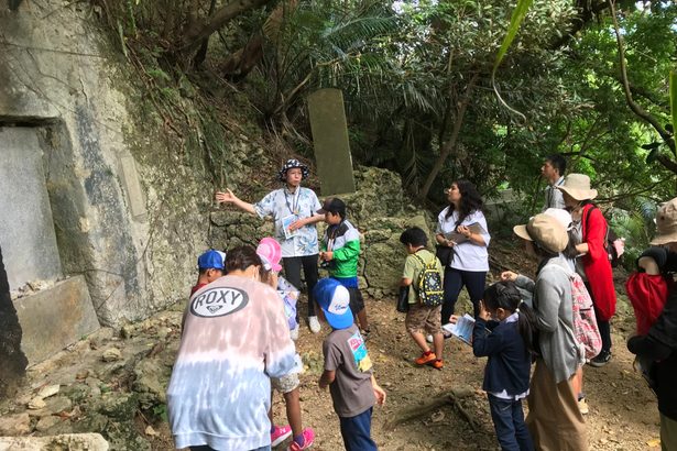 沖縄市の歴史　聞いて触れて　文化財巡りに親子１４人