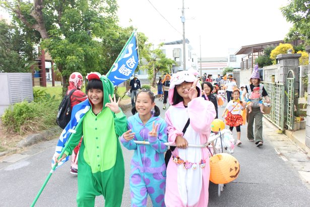 仮装の子　リヤカーで菓子配る　糸満・西崎でハロウィーンパレード