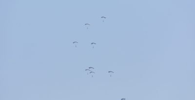 オスプレイから米兵9人が降下　沖縄・津堅島沖でパラシュート訓練　