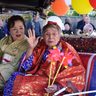 ３０年ぶりのカジマヤー　名護市大浦・比嘉富子さん　笑顔で区内回る