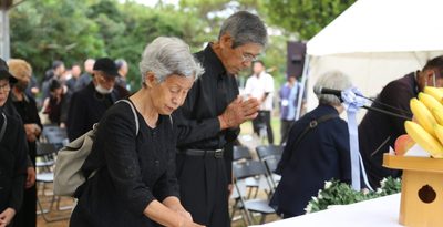 那覇市長「二度と過ち起こさない。平和築く」　那覇市が戦没者追悼式　なぐやけの碑