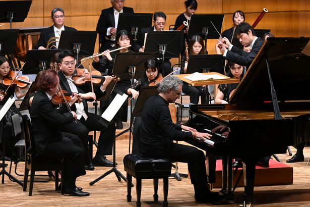 「柔らかく深みのある音色」ドイツを代表するピアニスト、キルシュネライトさんと琉球フィルが共演　沖縄・南城