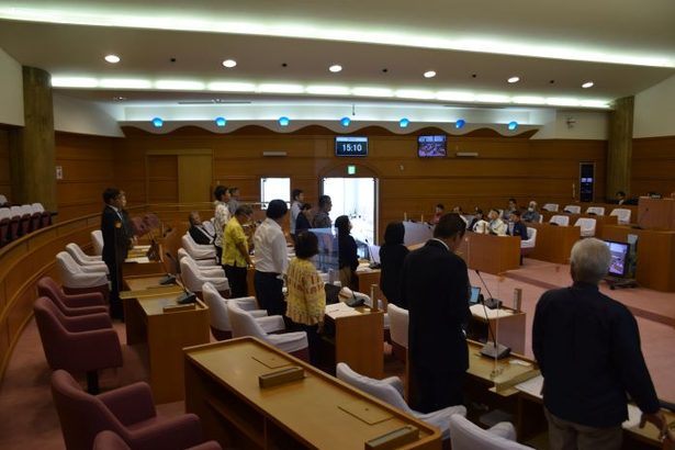 沖縄・北谷町議会、米軍無人機に抗議　事故原因の公表なく無期限配備に「憤り」