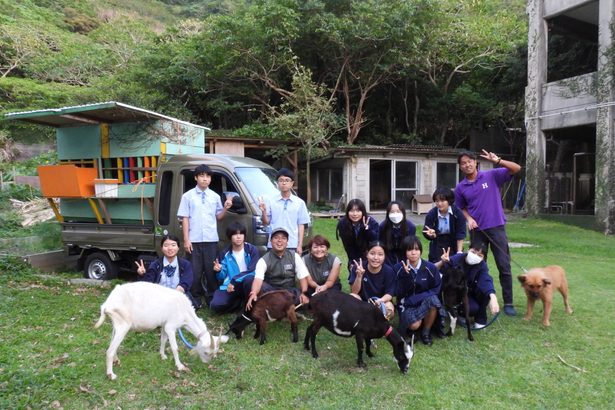 「かわいい」連発！　辺土名高校の生徒が育てた子ヤギ、森林公園に譲渡　沖縄