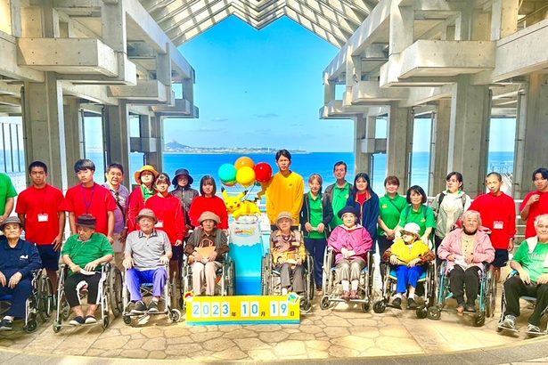 北山高生が介護職体験　海洋博公園で散策支援