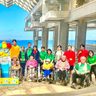 北山高生が介護職体験　海洋博公園で散策支援