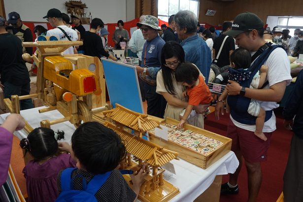 「南獄アロハ」や木工品など6000点…刑務作業の製品が大人気　沖縄刑務所で「矯正展」　