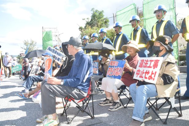 「なぜ沖縄だけに基地」　シュワブ前　４０人座り込み