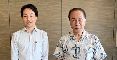 「KOBE夢・未来号・沖縄」の事業について、抱負を語る久利計一会長（右）と下田啓介さん＝16日、那覇市泉崎の琉球新報社