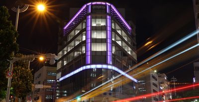 「すい臓がん」早期発見を呼び掛け　紫の光で啓発を訴える　琉球新報社ビルの光で訴え