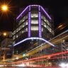 「すい臓がん」早期発見を呼び掛け　紫の光で啓発を訴える　琉球新報社ビルの光で訴え
