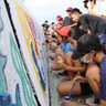 「大漁旗３３枚」護岸彩る　豊見城・与根漁港　座安小６年生８０人が壁画