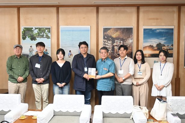 韓国学生ら平和学習　照屋副知事を表敬