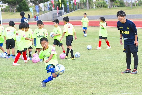 元女子サッカー日本代表4人が指導　北谷で「クリニック」　91人の小学生が参加　沖縄