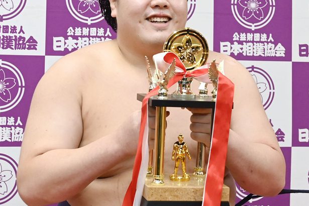 大相撲九州場所で敢闘賞を受賞した　一山本大生（いちやまもと・だいき）さん　役場職員から勝負の世界へ