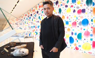 歴史学び、未来探る　現代美術家・照屋勇賢さんに聞く　県内で初の大規模個展　沖縄戦題材の新作も