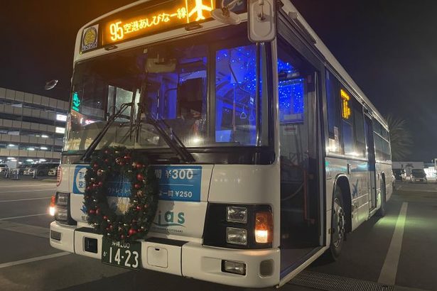 バスが華やかクリスマス仕様　アウトレットモールあしびなーが「イルミネーションバス」　車内に豊崎小特支学級児童のアート作品展示