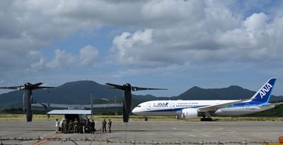 新石垣空港に着陸した陸上自衛隊のV22オスプレイ。傷病者の搬送訓練を行う自衛隊員や米軍関係者ら＝10月19日午後0時19分ごろ、石垣市