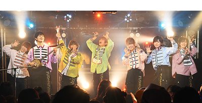 凰紫丈源（左から2人目）のプロデュースによる「風男塾LIVE」＝11月25日、那覇市のライブハウスサイバーボックス