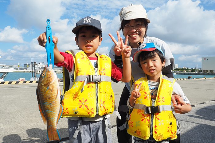 12月10日、西崎で27センチ・330グラムのアーガイを釣って日釣振ファミリー釣り大会で優勝した東江ファミリー