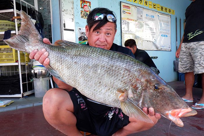 15日、石垣島川平海岸で84センチ・7.02キロのウムナガーを釣った下里肇さん（フィードマン）
