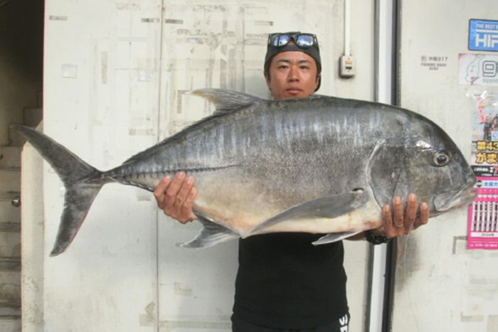 10日、宜野座海岸で110センチ・16.3キロのロウニンアジを釣った内間安憲さん