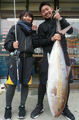 23日、糸満沖のジギングで123センチ・18.19キロのカンパチを釣った比嘉明人さんと金城咲良さん（美咲都III）