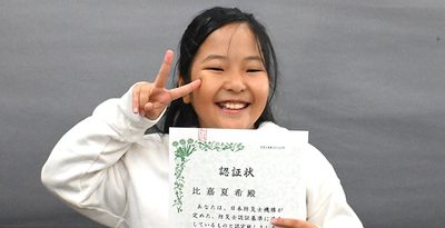 笑顔を見せる比嘉夏希さん＝18日、沖縄市の琉球新報中部支社