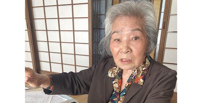 日本復帰70年を振り返り「今の奄美は望んだ姿ではない」と語る重田シオリさん＝15日、鹿児島県龍郷町