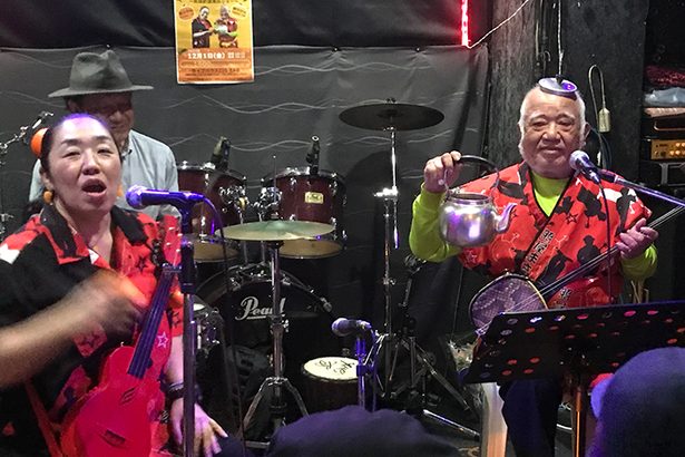 「やかんみかん」に爆笑　異色の民謡歌謡漫談コンビが初ライブ　沖縄市