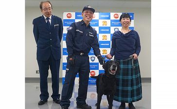 オスカー号、ありがとう　沖縄税関　麻薬探知犬が退役