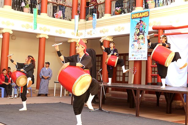 ボリビアでエイサー　観客を圧倒　スクレ市で日本文化祭　JICA隊員の「島人の宝」演奏も