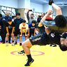 五輪銅の屋比久らが小中高生50人を指導　沖縄・浦添工高でレスリング合同練習会