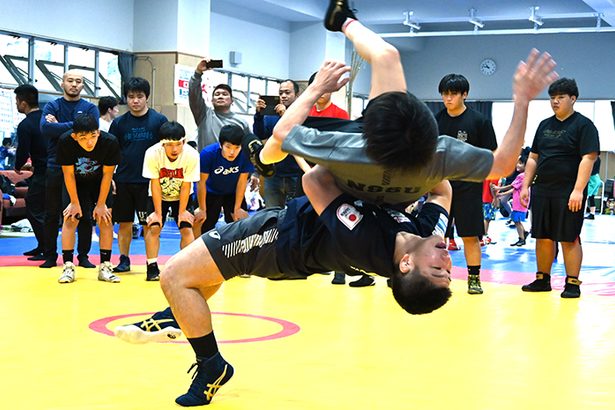 五輪銅の屋比久らが小中高生50人を指導　沖縄・浦添工高でレスリング合同練習会