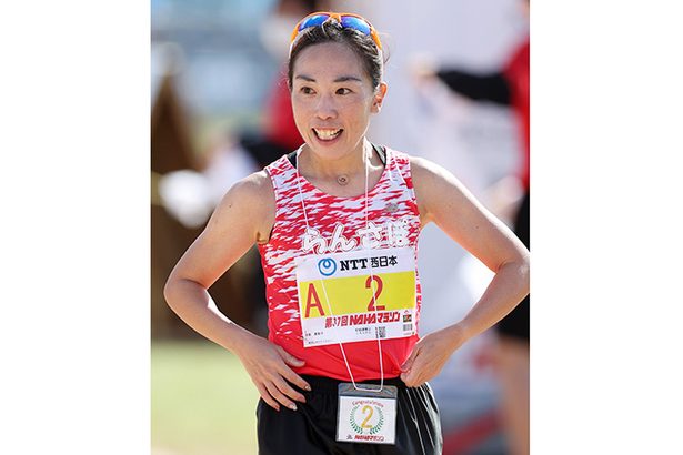 沖縄県勢トップの安里　息子から水受け取り「力が入った」とスパート　女子総合2位フィニッシュ　NAHAマラソン