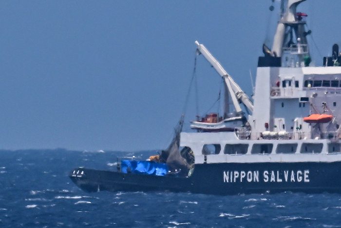 海底から甲板に引き揚げられる陸自ヘリの機体の一部＝5月2日午前11時46分、宮古島市沖