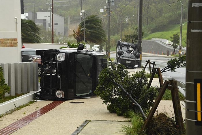 台風6号の強風にあおられ横転した車両＝8月2日、北中城村仲順（画像の一部を加工しています）