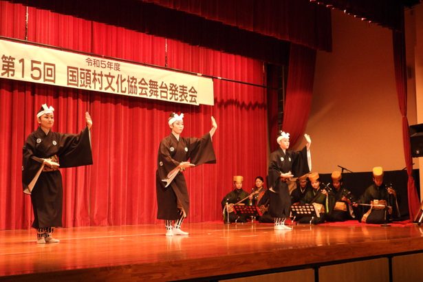 琉舞、日舞　多彩な芸披露　国頭文化協　４年ぶり舞台発表会