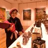 ８５歳宮城鶴子さん作品展　名護博物館　絵画や陶芸１００点