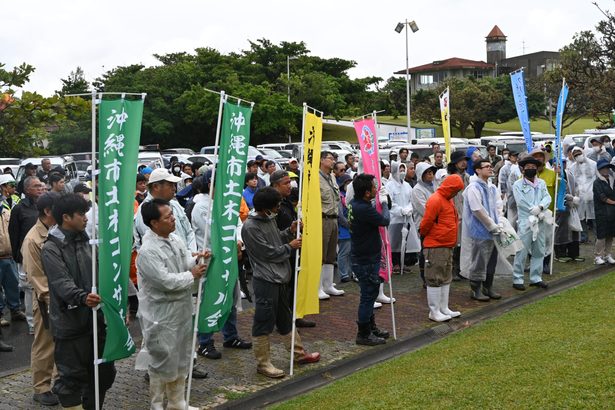 環境保全で２９１人清掃　沖縄市、比屋根湿地・泡瀬海岸