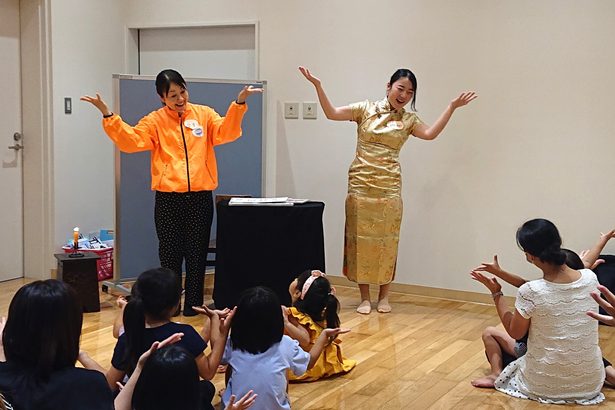 多様な言葉触れ　広がる世界　沖縄市　親子ら　手遊びや読み聞かせ