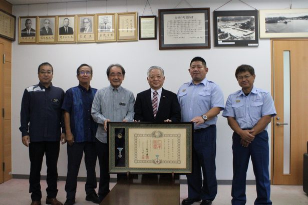 饒平名さん　消防功労／本部町長に報告