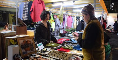 手作りのラグや古着などが出品されるフリーマーケット＝11月18日、北谷町北谷