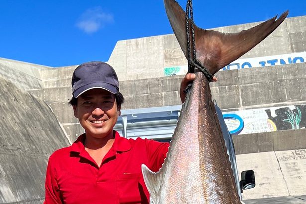 170センチの「カンパチ」ゲット！　南大東の比嘉さん　重さ51キロ、10分かけ釣り上げる　沖縄
